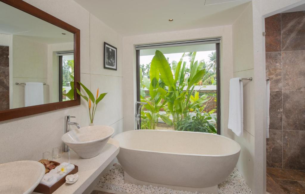 Phòng Deluxe Family Garden View tại Hội An Ancient House Village Resort &amp; Spa với bồn tắm đá