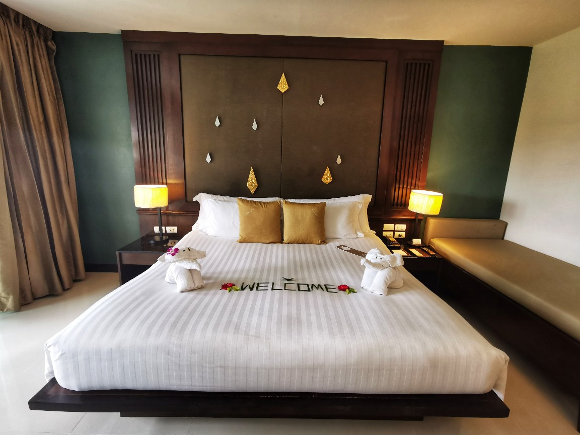 Phòng Deluxe King với ban công nhìn ra hồ bơi tại Centara Anda Dhevi