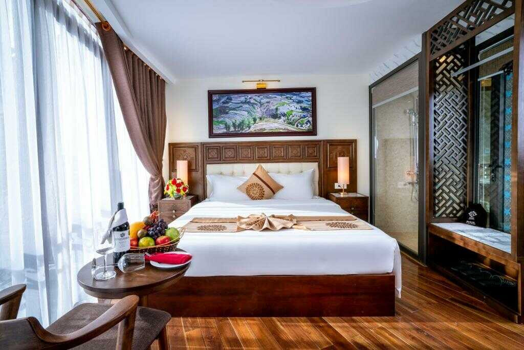 Phòng Deluxe nhìn ra thành phố của Sapa Relax Hotel &amp; Spa với ban công đón nắng
