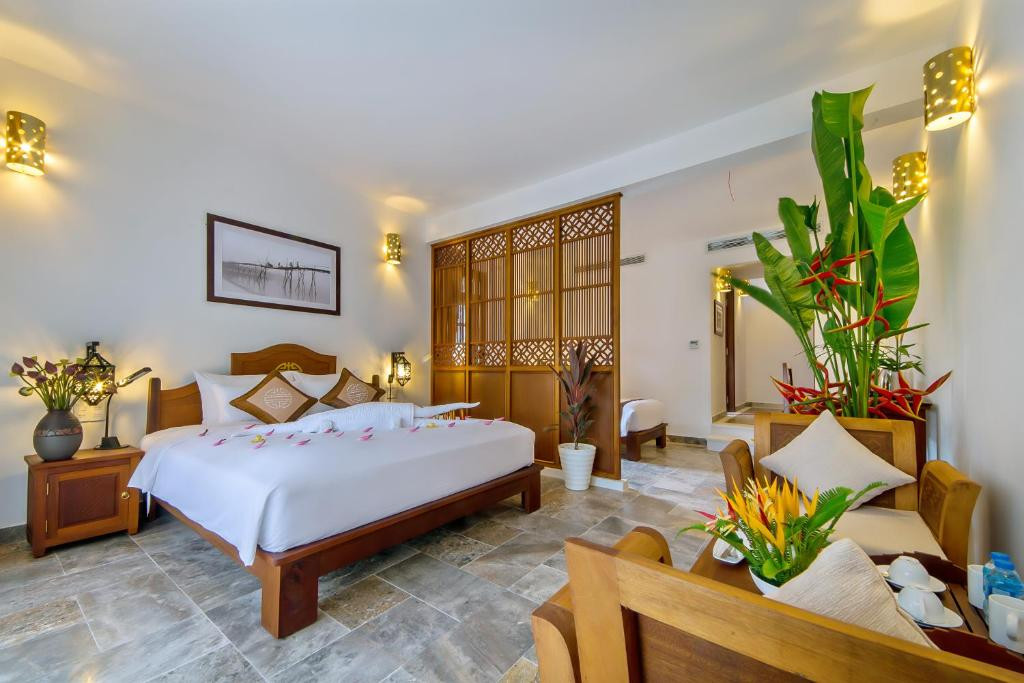 Phòng Deluxe Triple Garden View với vách lam che tại Hội An Ancient House Village Resort &amp; Spa