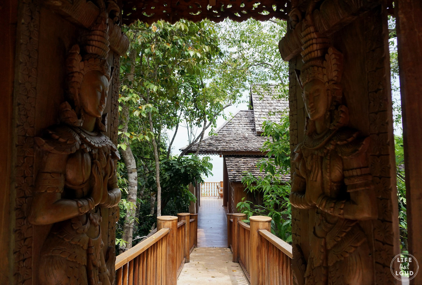 Phòng khách sang trọng bên trong biệt thự hồ bơi của Santhiya Koh Yao Yai Resort, trang bị nội thất gỗ ấm cúng