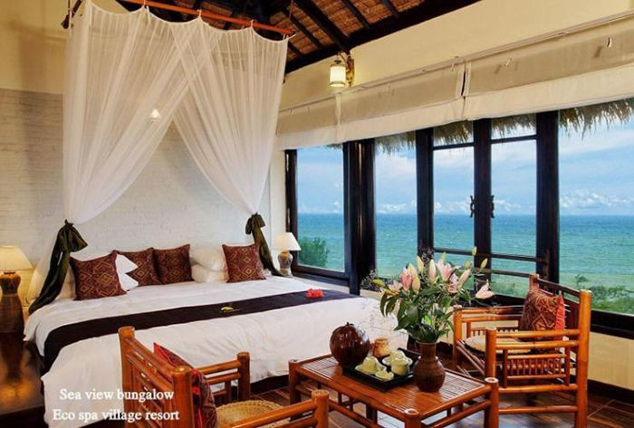 Phòng nghỉ bungalow hướng biển tại khách sạn Eco Spa Village Resort