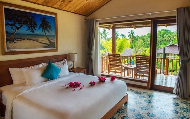 Phòng nghỉ cao cấp với giường đôi và cửa sổ đón nắng tại Camia Resort &amp; Spa Phú Quốc