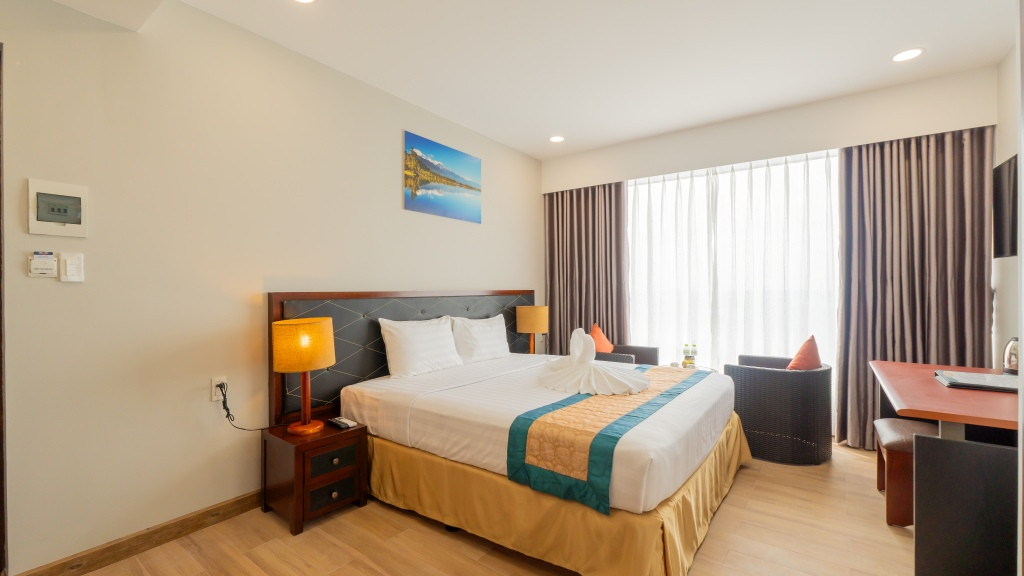 Phòng ngủ Premier Ocean View tại Sandunes Beach Resort &amp; Spa Mũi Né với ban công hướng biển