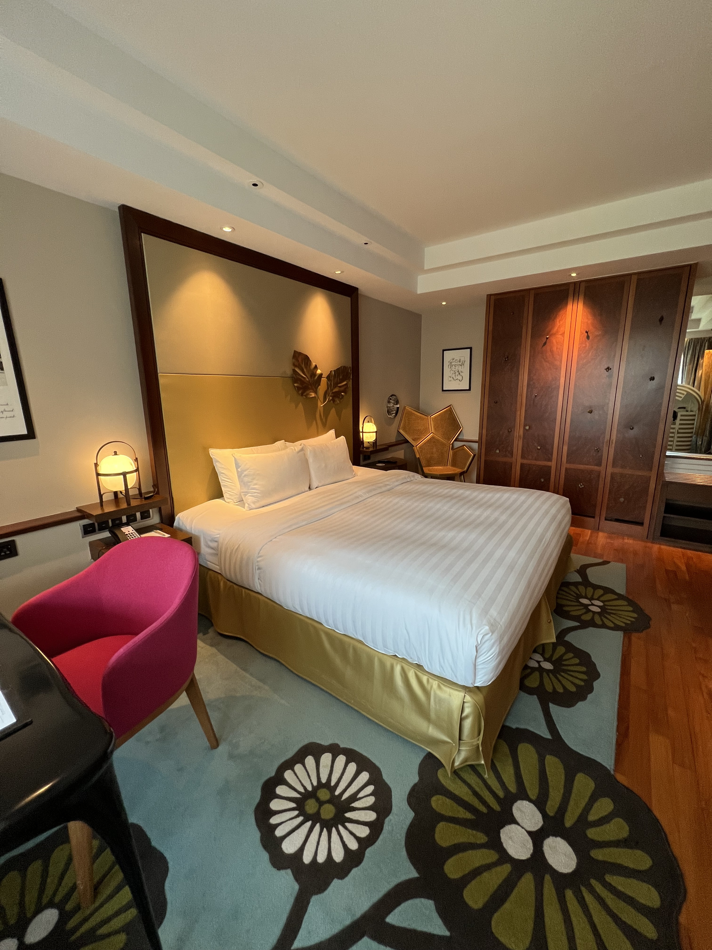 Phòng ngủ sang trọng với giường Sofitel MyBed tại Sofitel Singapore Sentosa Resort and Spa