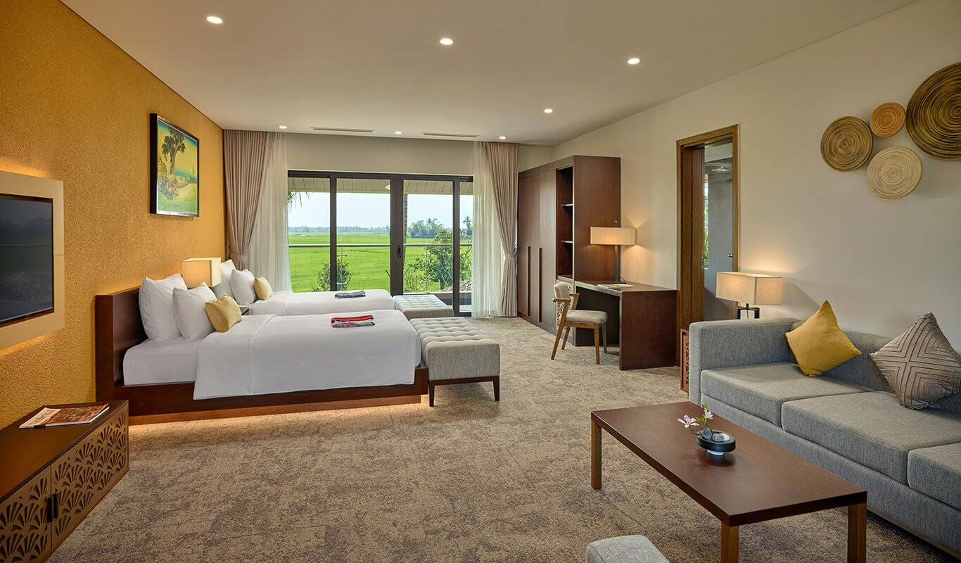 Phòng ngủ tiện nghi trong Ruri Villa của Mỹ An Onsen Spa Resort, với tầm nhìn bao quát cảnh quan.