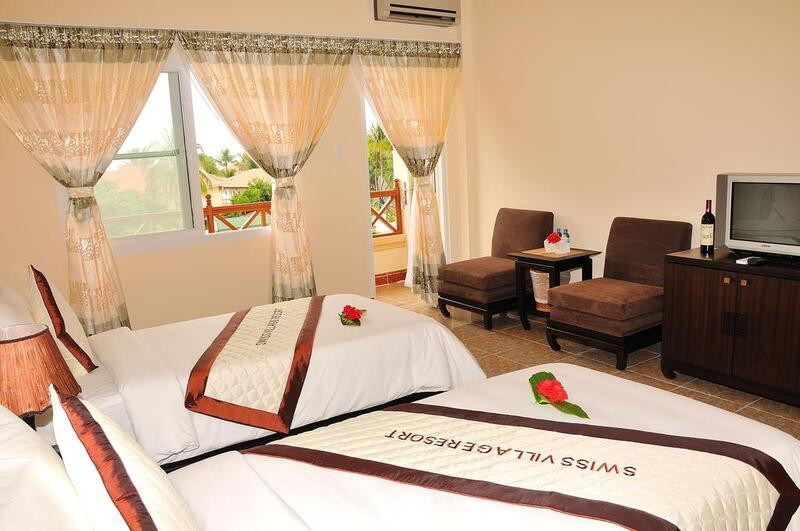 Phòng Standard tại Swiss Village Resort &amp; Spa Làng Thụy Sĩ, nội thất gỗ ấm cúng và đầy đủ tiện nghi, phù hợp cho cặp đôi