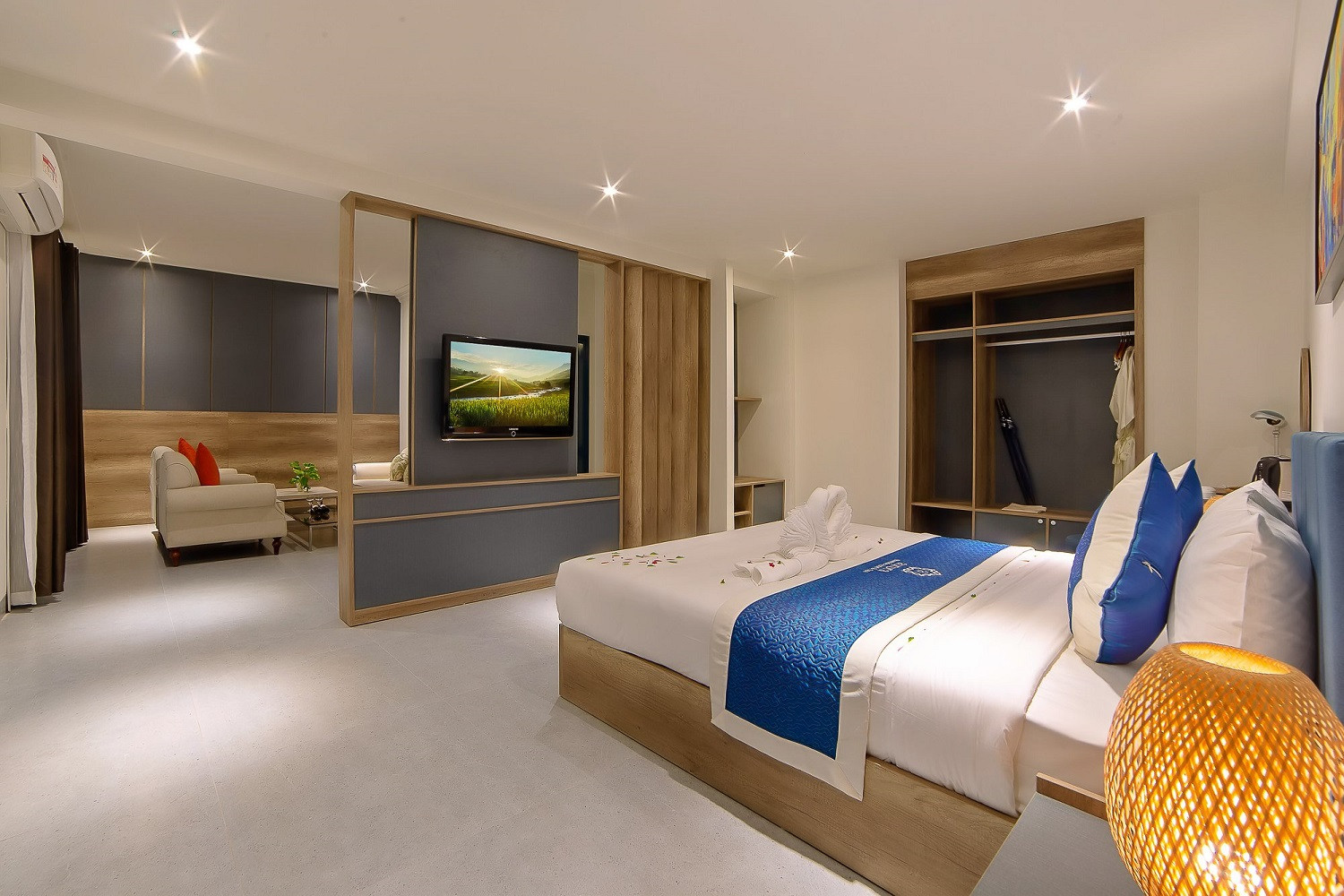 Phòng Suite cao cấp tại Hoi An Aurora Riverside Hotel &amp; Spa với nội thất hiện đại