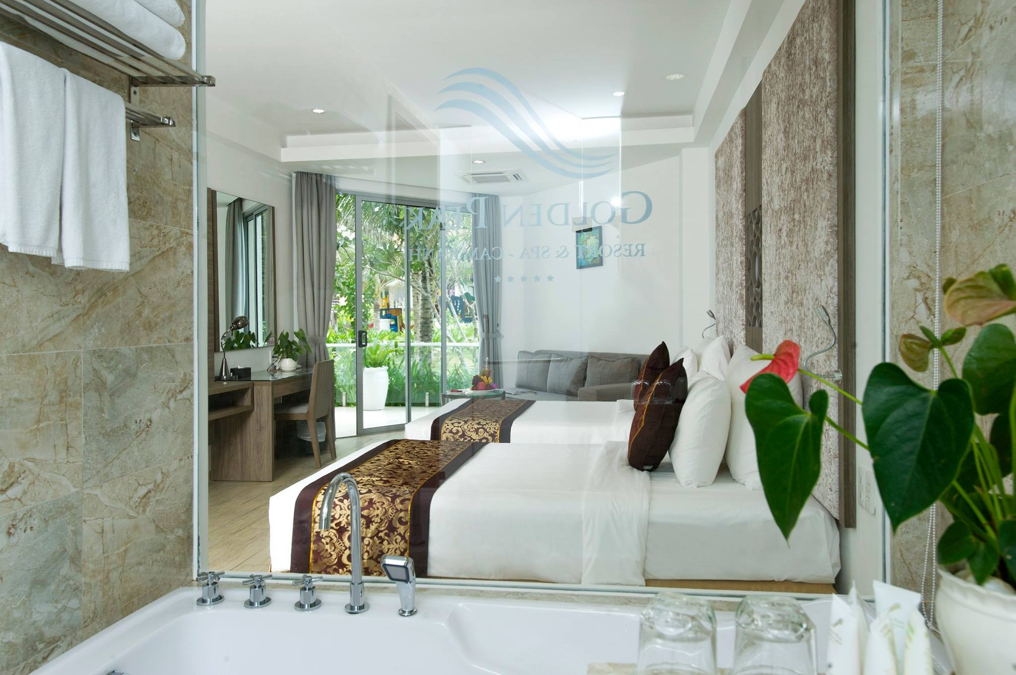 Phòng Suite Ocean View sang trọng tại Golden Peak Resort &amp; Spa Nha Trang, với tầm nhìn bao quát biển