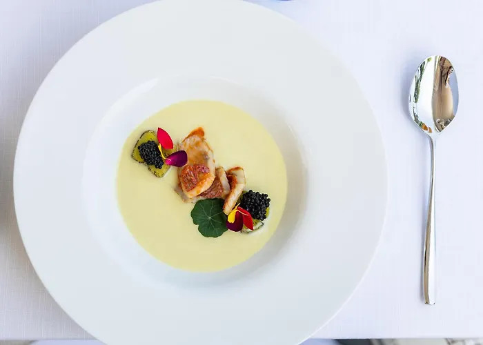 Phòng suite sang trọng tại Villa Rosa Hotel Desenzano del Garda với bồn tắm thủy lực và tầm nhìn thư giãn, phù hợp cho kỳ nghỉ tại khách sạn có spa