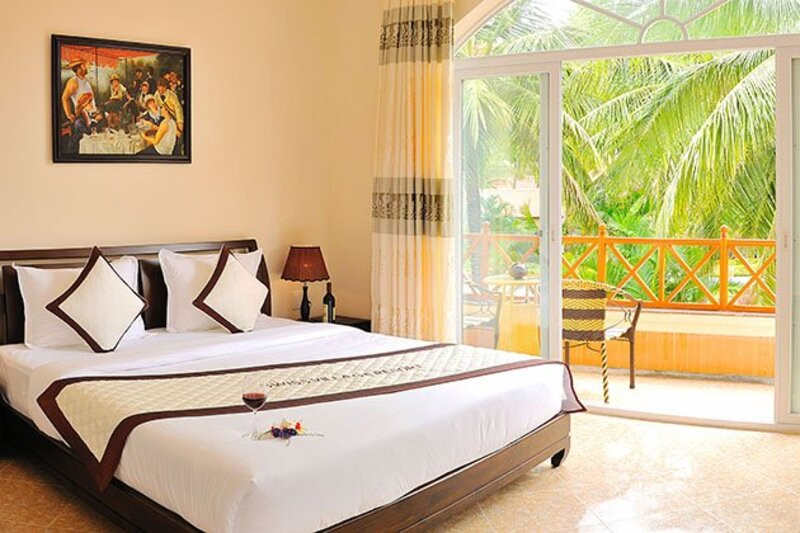 Phòng Superior tại Swiss Village Resort &amp; Spa Làng Thụy Sĩ với ban công riêng hướng vườn, ánh sáng tự nhiên ngập tràn