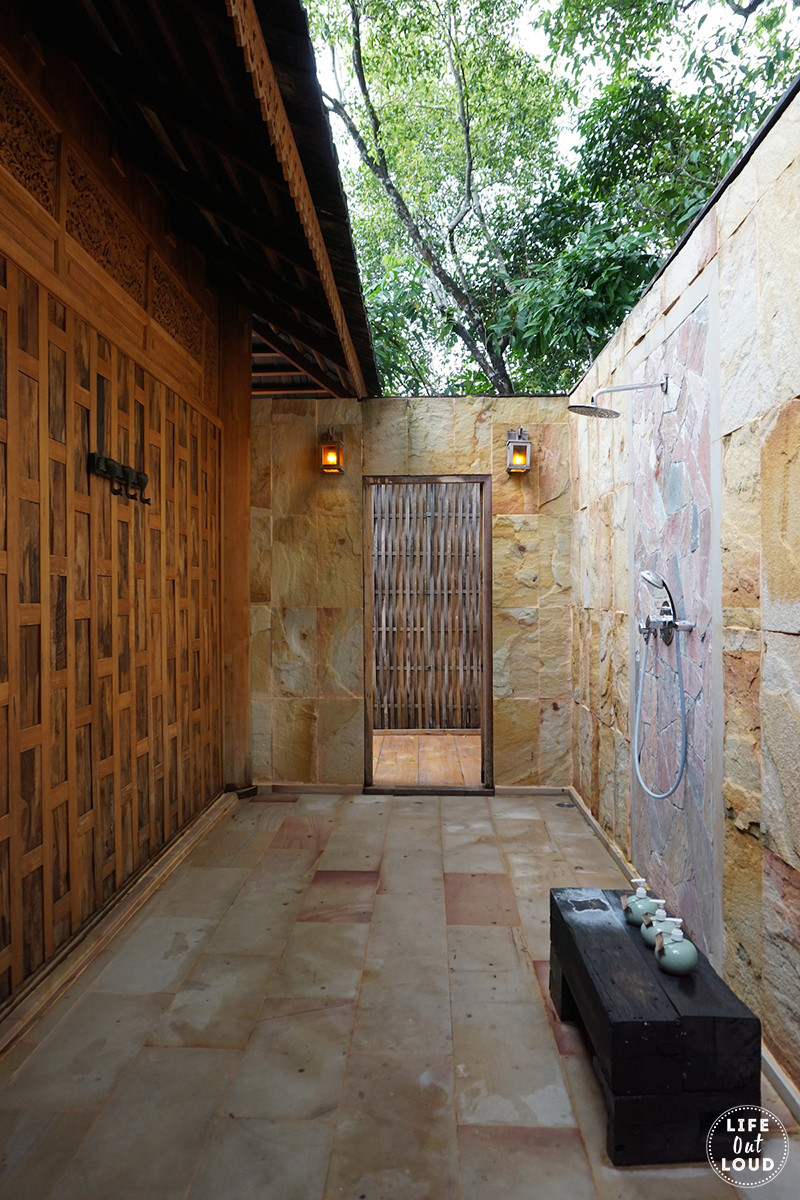 Phòng tắm ngoài trời độc đáo tại Santhiya Koh Yao Yai Resort, hòa mình vào thiên nhiên