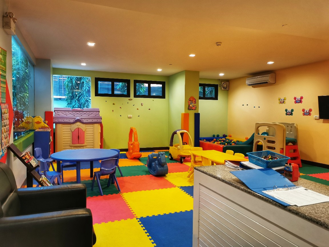 Phòng tắm rộng rãi với bồn tắm và vòi sen nước mưa