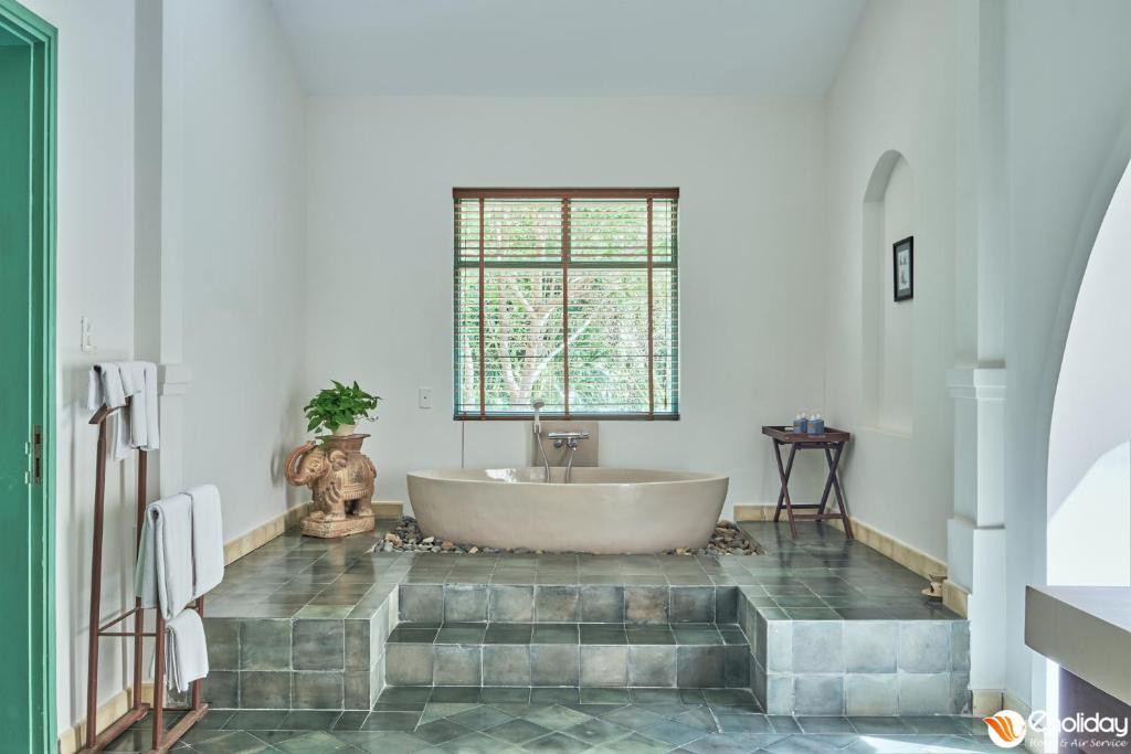Phòng tắm tiện nghi kiểu thuộc địa với bồn tắm lớn tại Poulo Condor Boutique Resort Côn Đảo
