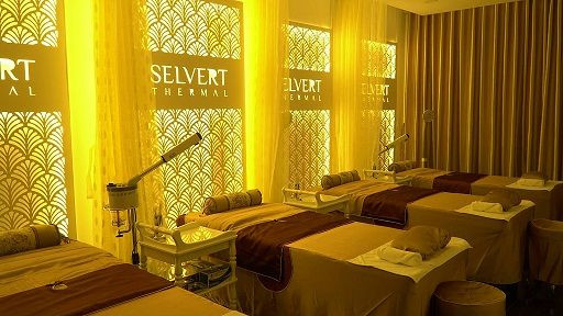 Phòng thực hành spa với các giường massage được trang bị đầy đủ dụng cụ, sẵn sàng cho buổi học hoặc trị liệu