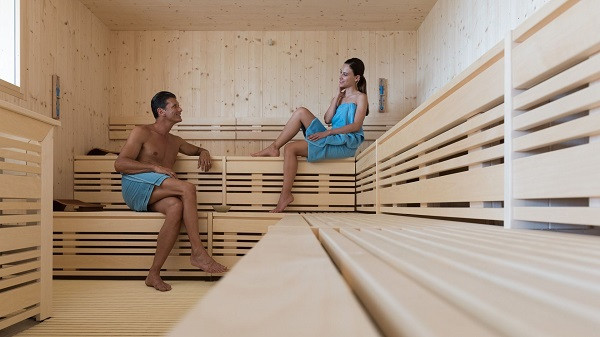 Phụ nữ thư giãn tại spa cao cấp, liệu trình chăm sóc sắc đẹp, trải nghiệm spa thư thái, ý nghĩa tên gọi spa