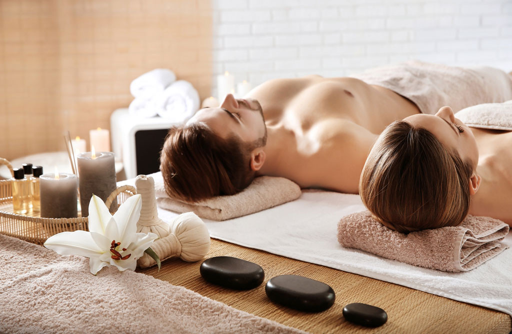 Phụ nữ thư giãn trong phòng spa sau khi massage, minh họa trang phục thoải mái khi đi spa massage