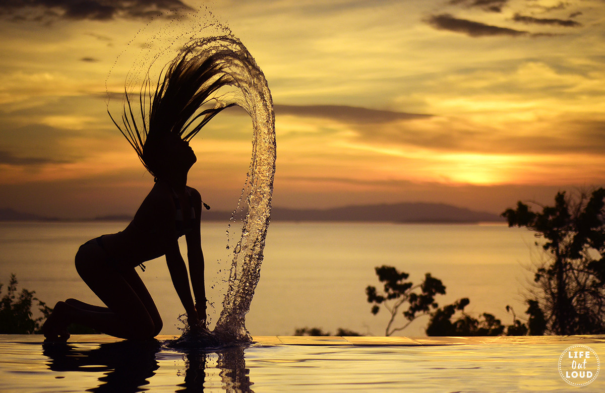 Quang cảnh hoàng hôn ngoạn mục nhìn từ hồ bơi biệt thự tại Santhiya Koh Yao Yai Resort &amp; Spa