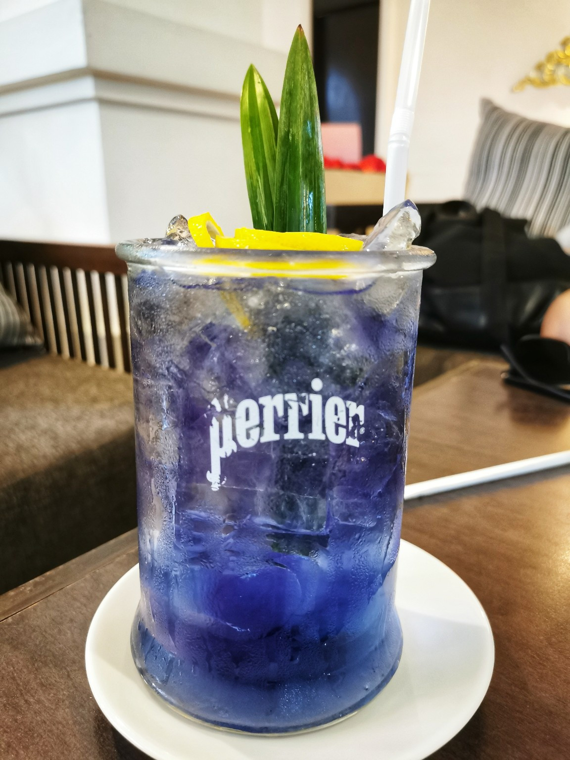 Quầy bar bể bơi Coco’s với đồ uống và đồ ăn nhẹ