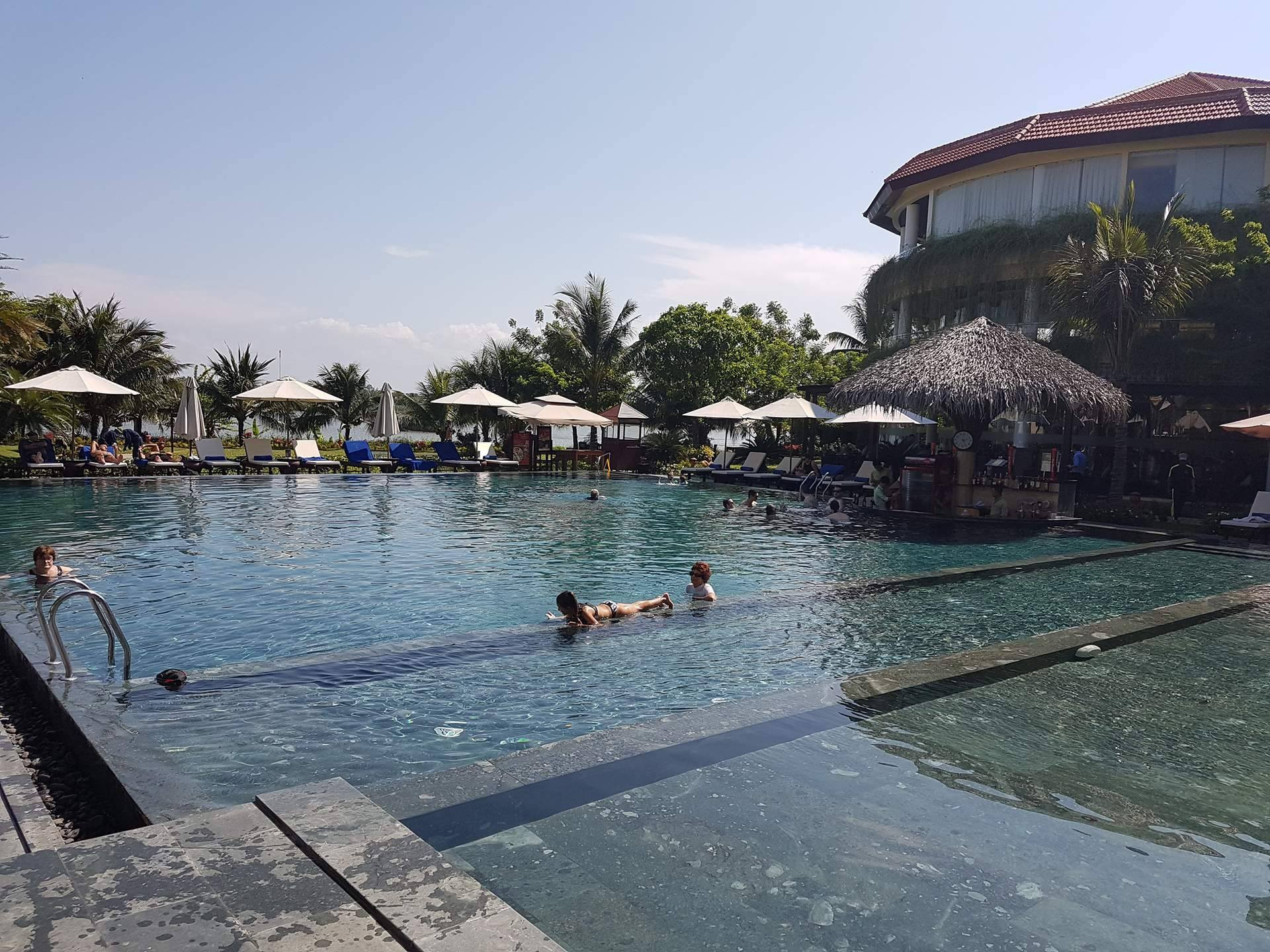 Quầy bar bên hồ bơi với thực đơn phong phú tại Hoi An Silk Marina