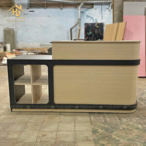 Quầy lễ tân spa đẹp bằng gỗ liền kệ, kiểu dáng uốn cong sang trọng.