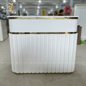 Quầy lễ tân spa đẹp bo góc màu trắng viền mạ vàng, toát lên sự đẳng cấp.