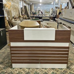 Quầy lễ tân spa đẹp chữ U bằng gỗ MDF kèm tủ lưu trữ tiện ích.