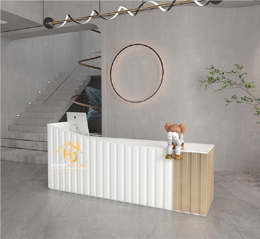 Quầy lễ tân spa đẹp có bánh xe di động, tiện lợi cho việc sắp xếp linh hoạt.