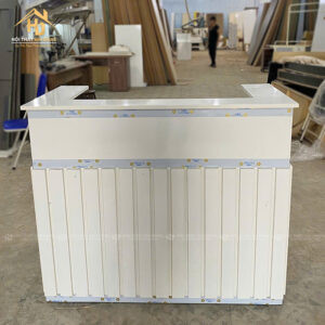 Quầy lễ tân spa đẹp hình vuông màu trắng có hộc tủ, tối ưu không gian làm việc.