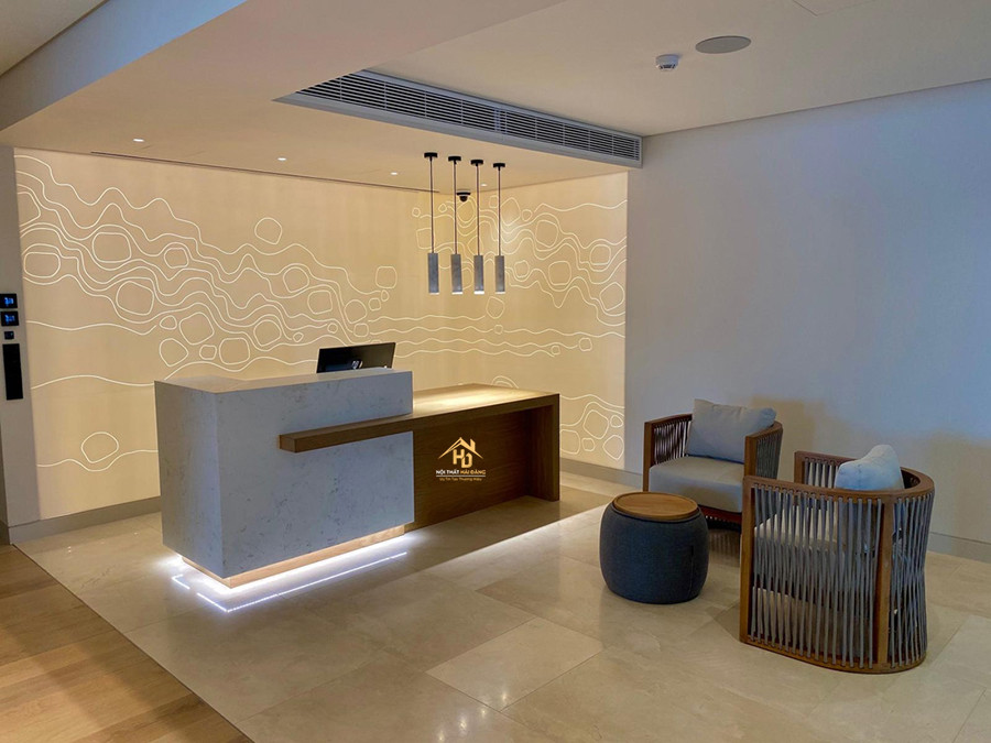 Quầy lễ tân spa đẹp kiểu chữ I, thiết kế đơn giản nhưng hiện đại và thanh lịch.