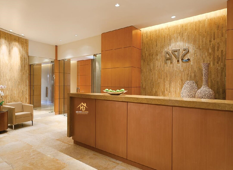 Quầy lễ tân spa đẹp làm từ gỗ cứng cáp, chắc chắn, phù hợp với phong cách tự nhiên.