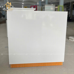 Quầy lễ tân spa đẹp màu trắng chân ván gỗ nâu, thiết kế hài hòa, thu hút.