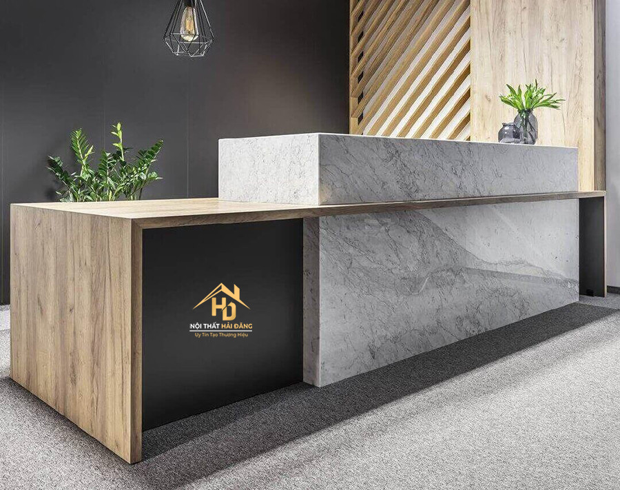 Quầy lễ tân spa đẹp ốp đá hoa cương với vân tự nhiên, tạo ấn tượng cao cấp.