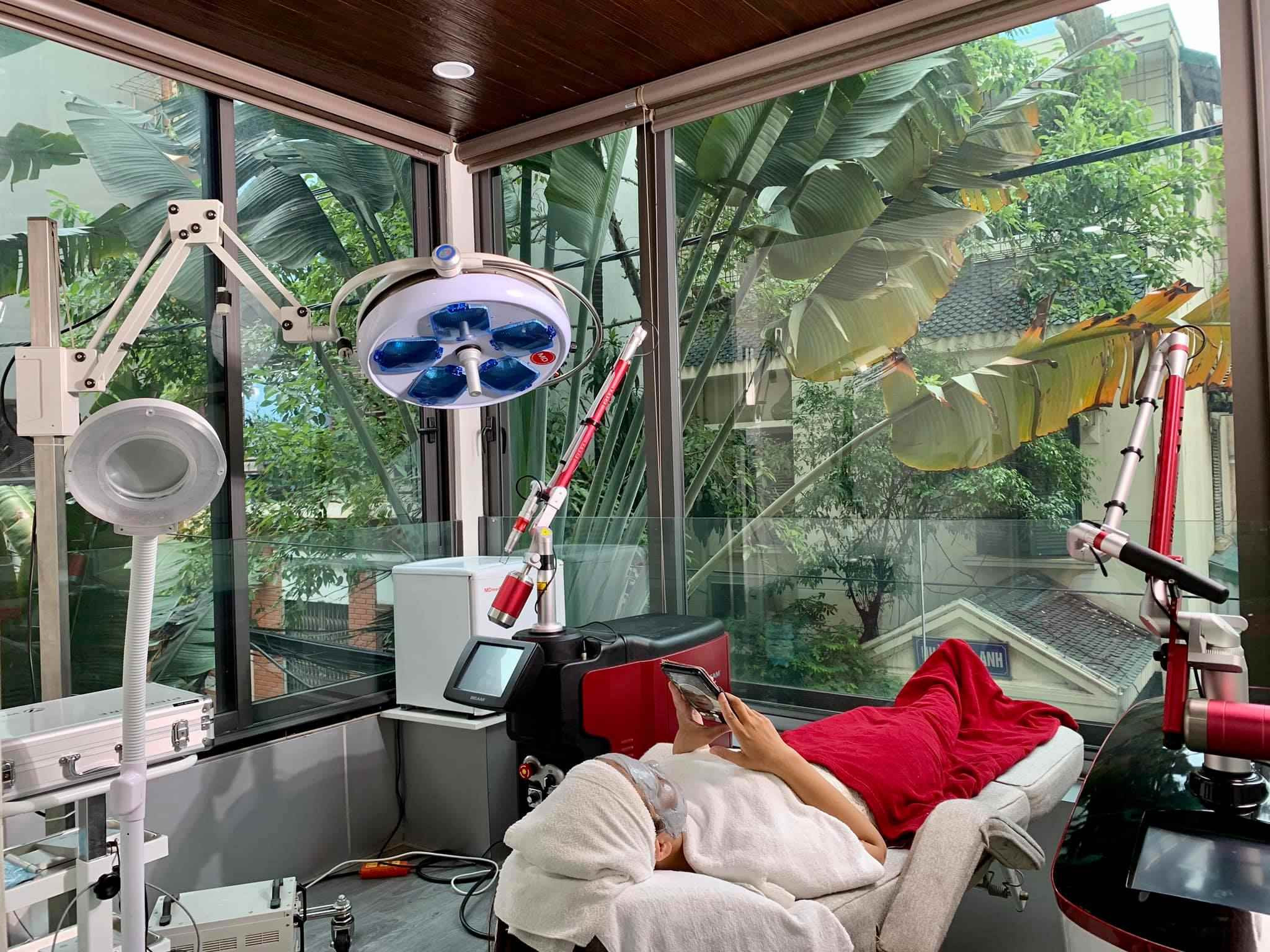 Quy trình 1 liệu trình trị mụn chuyên sâu tại spa, từ thăm khám đến điều trị bằng công nghệ tiên tiến