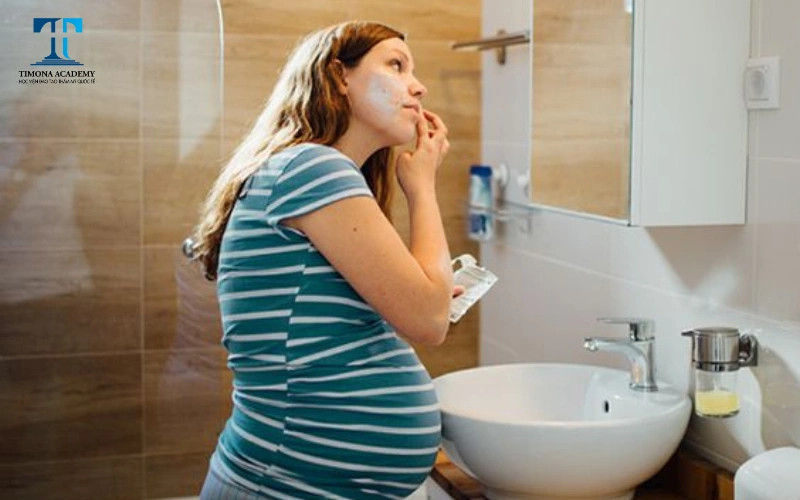 Quy trình skincare cơ bản cho bà bầu với các sản phẩm dịu nhẹ, minh họa các bước chăm sóc da mặt buổi sáng và tối.