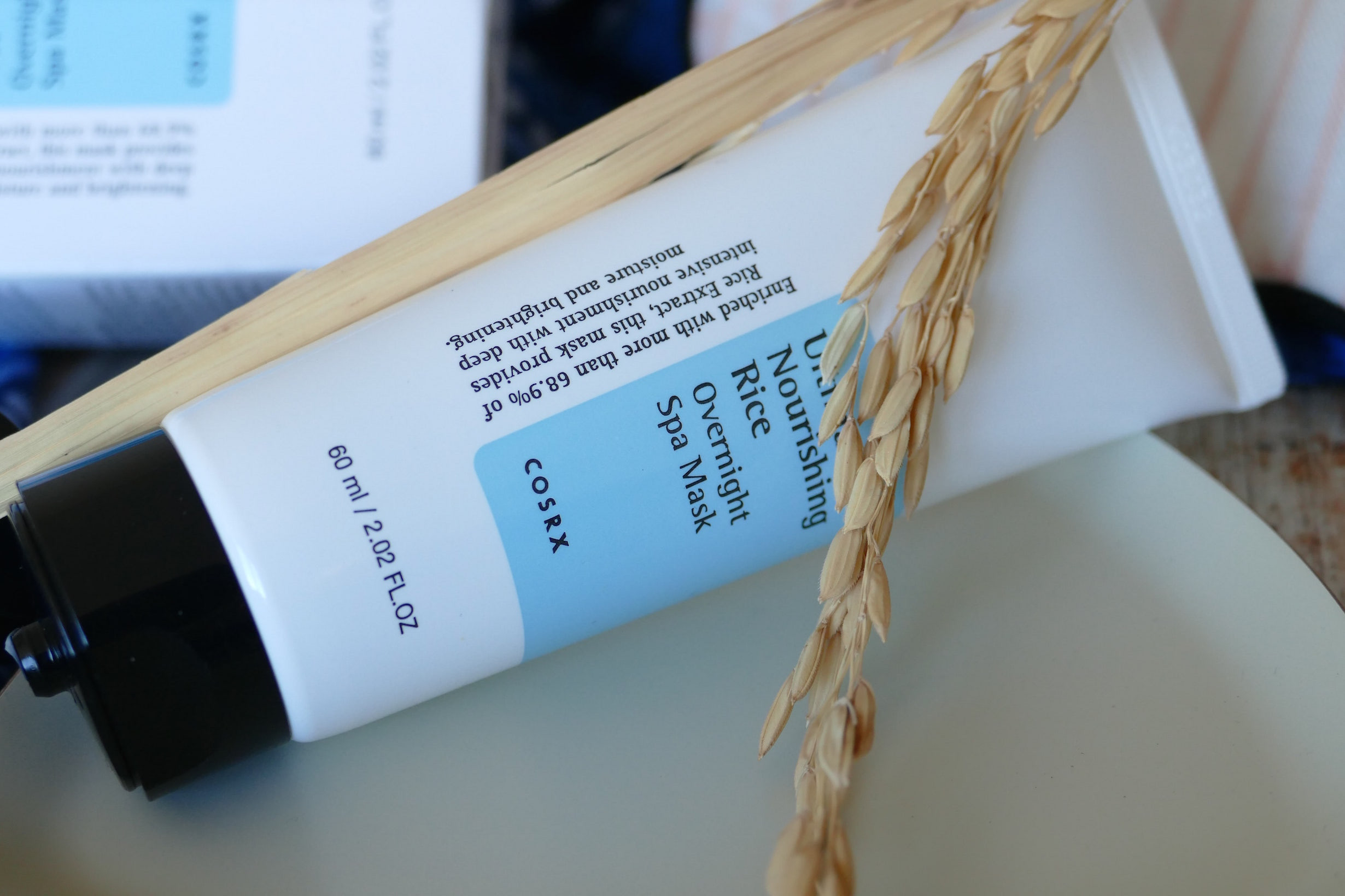 Sản phẩm COSRX Ultimate Nourishing Rice Overnight Spa Mask với chiết xuất gạo Bali tự nhiên, mang đến dưỡng chất toàn diện cho làn da.