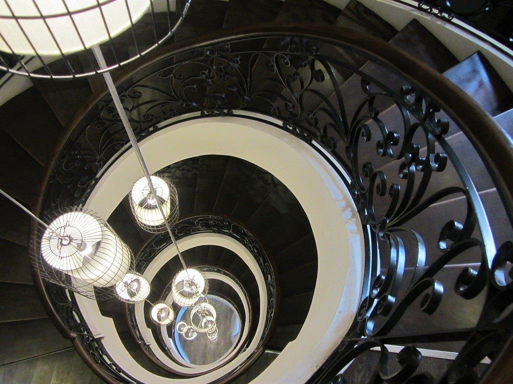 Sảnh chính Aira Boutique Sapa Hotel &amp; Spa với cầu thang xoắn ốc và đèn lồng độc đáo