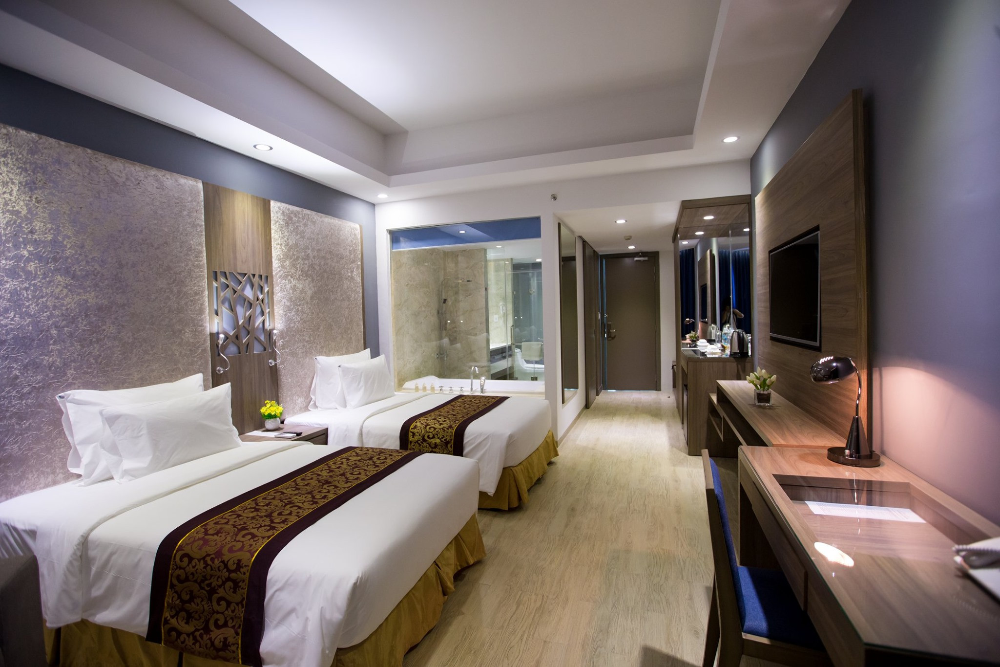 Sảnh đón tiếp sang trọng và hiện đại của Golden Peak Resort &amp; Spa Nha Trang, sẵn sàng chào đón du khách