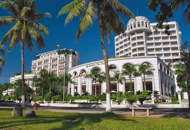 Sảnh khách sạn Sunrise Nha Trang Beach Hotel & Spa với kiến trúc thuộc địa