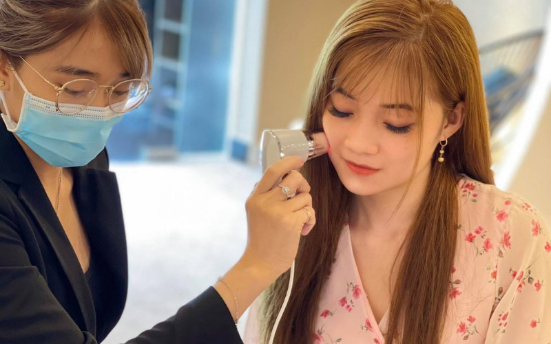 Soi da chuyên sâu trước khi chăm sóc da tại spa