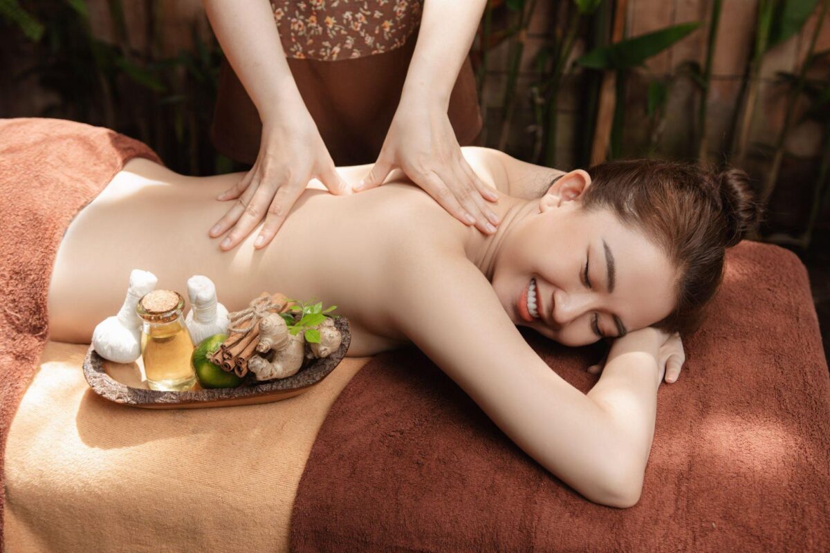Khách hàng thư giãn tại mô hình spa dưỡng sinh với không gian ấm cúng, giúp cải thiện sức khỏe và tinh thần.