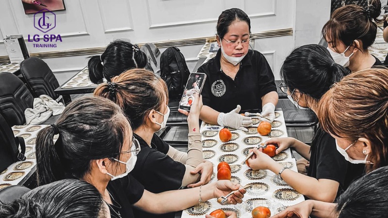 Lớp học lý thuyết và thực hành tại Trường dạy học Spa Lali, địa chỉ đào tạo spa chuyên nghiệp TPHCM