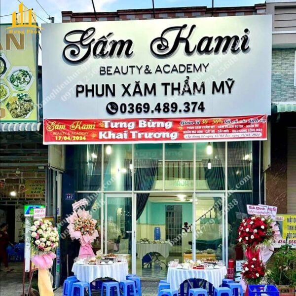 Thi công tiệm nail bảng hiệu chữ nổi mica