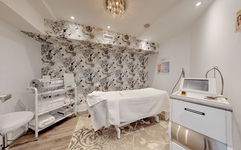 Thiết bị thẩm mỹ công nghệ cao trong Clinic Spa, đại diện cho phân khúc cao cấp của các mô hình spa hiện nay.