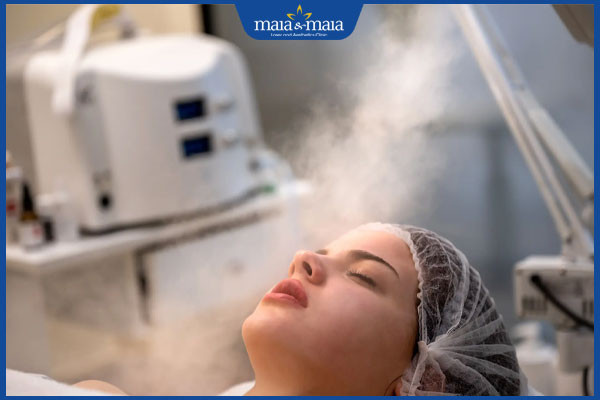 Thiết bị xông hơi mặt chuyên dụng, một bước quan trọng trong quy trình lấy nhân mụn ở spa