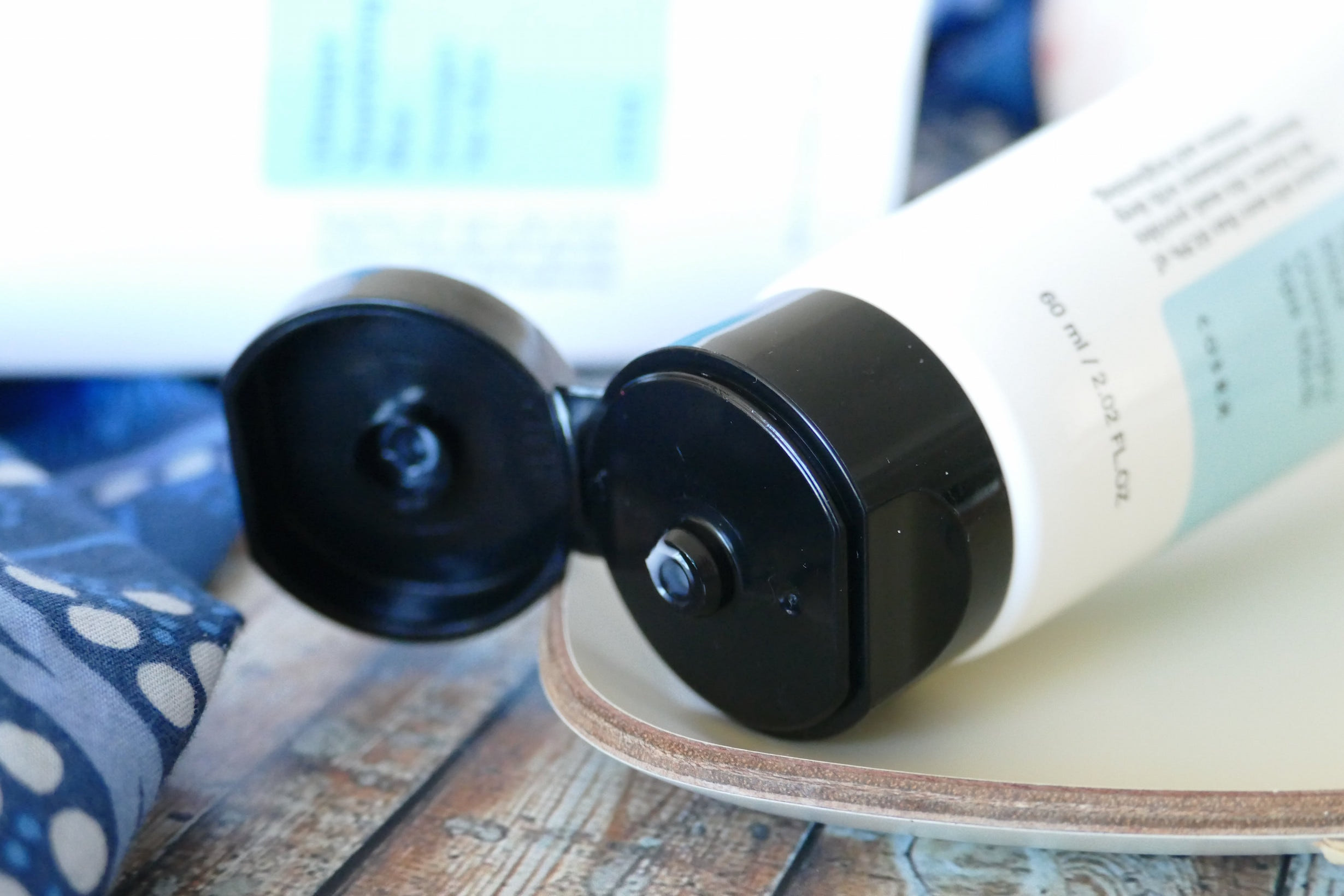 Thiết kế dạng tuýp tiện lợi của COSRX Ultimate Nourishing Rice Overnight Spa Mask, giúp bảo quản sản phẩm vệ sinh và dễ sử dụng.