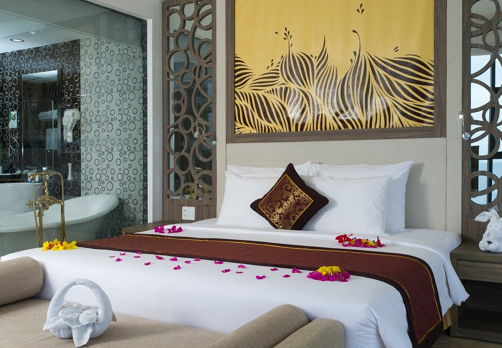 Thiết kế độc đáo của Suite Beach Front tại Golden Peak Resort &amp; Spa Nha Trang với cửa kính lớn nhìn thẳng ra bãi biển