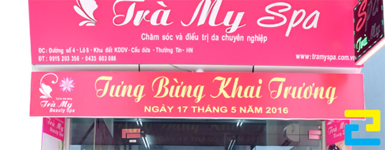 Thiết kế mẫu băng rôn khai trương spa sang trọng với màu đỏ làm chủ đạo, logo thương hiệu và chữ vàng tinh tế, tạo điểm nhấn chuyên nghiệp.