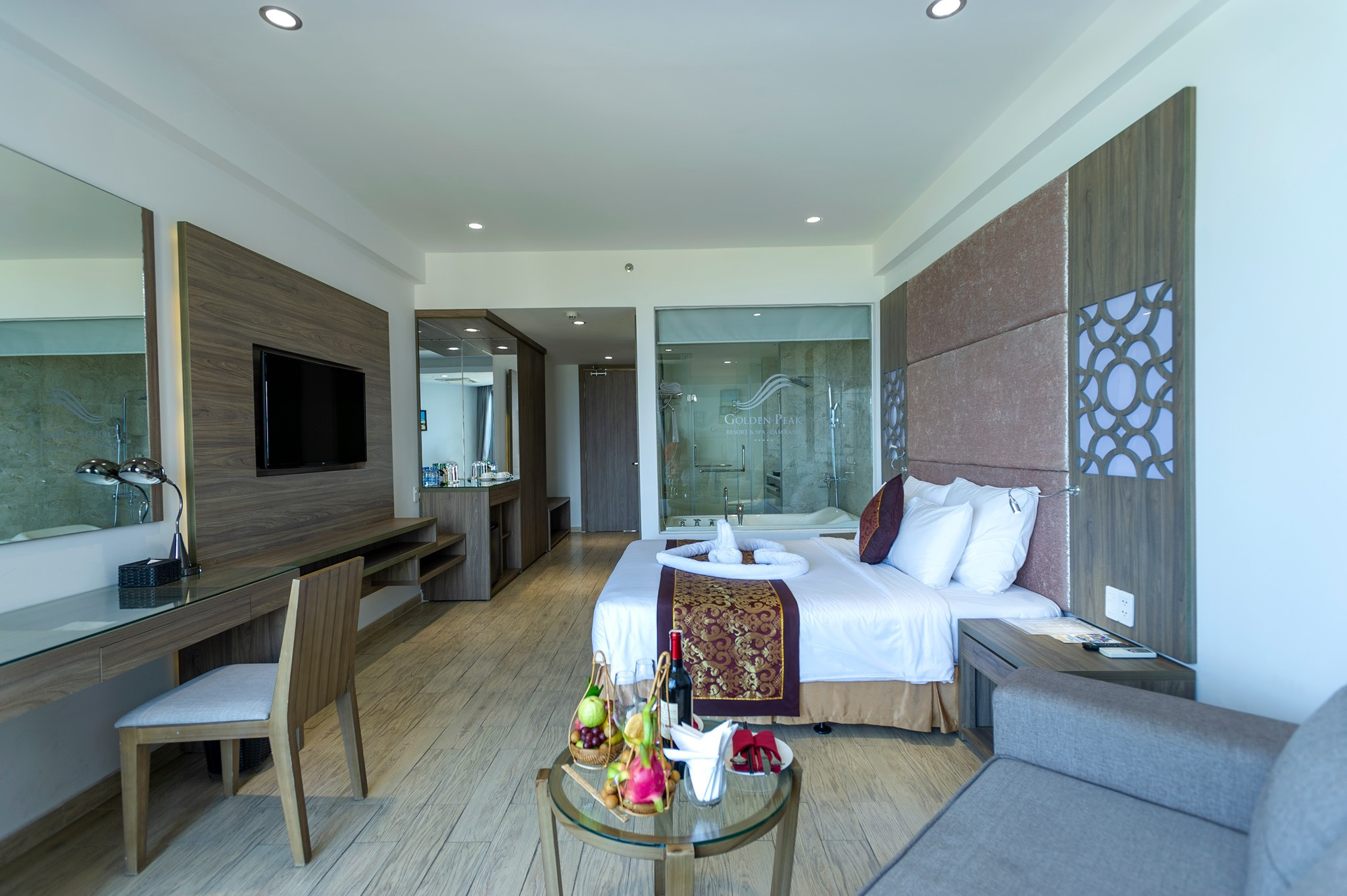 Thiết kế nội thất hiện đại và tầm nhìn biển tuyệt đẹp của phòng Junior Deluxe Ocean View tại Golden Peak Resort &amp; Spa Nha Trang