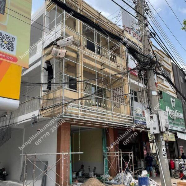 Thiết kế thi công spa hiện đại với bảng hiệu nổi bật